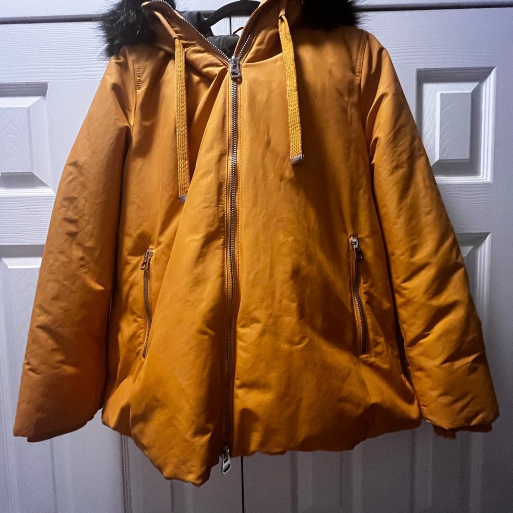 Zara Women's Water Repellent Mustard Puffer Jacket with Black Fur Collar. - Picture 3 of 6